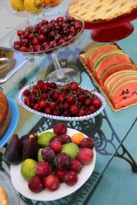 a table with two plates of fruit and bread at Hotel Scilla in Scilla