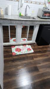 a kitchen counter with a sink and a rug on the floor at Casa Las Minas en Pilón in Colón