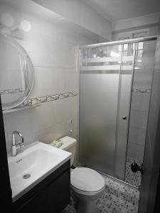 a bathroom with a shower and a toilet and a sink at Casa Las Minas en Pilón in Colón