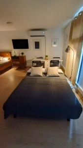 duża sypialnia z 2 łóżkami i stołem w obiekcie Casa de invitados w mieście La Torre de Claramunt