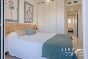 a bedroom with a large white bed in a room at Apto. Bellavista by MarCalma in Miami Platja +32 photos