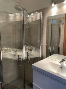 een badkamer met 2 wastafels en een glazen douche bij Villa piscine vue sur mer Ollioules in Ollioules