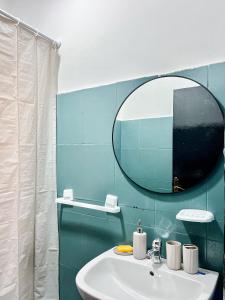 uma casa de banho com um lavatório e um espelho em Private apartment, bright and quiet em Tânger