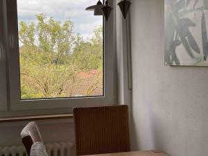 Pokój z oknem, stołem i krzesłami w obiekcie Geräumige Wohnung in ruhiger Lage in Gütersloh mit Netflix w mieście Gütersloh