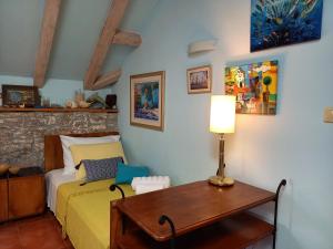 1 dormitorio con 1 cama y 1 mesa con lámpara en Vacation House Sara&Noa, en Maslinica