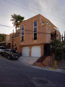 una casa en una calle con un camión aparcado delante de ella en Confortable y acogedor Departamento por UACH II, en Chihuahua