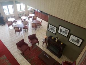 una vista aérea de una sala de espera con mesas y sillas en Victory Suites, en Warren