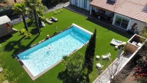 - une vue sur la piscine dans la cour dans l'établissement Villa Herbert, Chambres d'Hôtes et Gîte, à Andernos-les-Bains