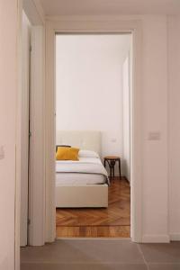 een slaapkamer met een bed in een witte kamer bij Appartamento Lorenteggio - Piazza Frattini affaccio interno, 2 balconi in Milaan