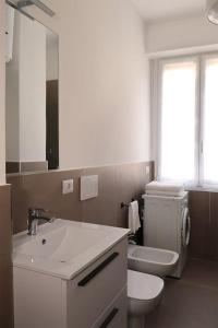 Un baño de Appartamento Lorenteggio - Piazza Frattini affaccio interno, 2 balconi