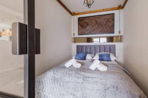 a bedroom with a bed with blue and white pillows at MountainBase - Widokowy 1 in Kościelisko