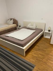 una camera da letto con un letto grande in una stanza di Szenetreff City a Würzburg