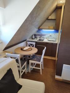 コパオニクにあるApartment Maja Konaciの小さなキッチン(テーブル、テーブル、椅子付)