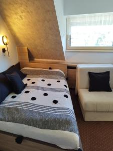 コパオニクにあるApartment Maja Konaciのベッドルーム1室(ベッド1台、ソファ、窓付)