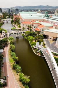 un puente sobre un río en una ciudad en Belina - Crystal Towers Presidential Penthouse, en Ciudad del Cabo