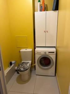 a bathroom with a toilet and a washing machine at Appartement, piscine, Garches in Garches