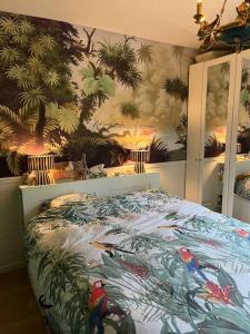 a bedroom with a bed with birds on it at Appartement, piscine, Garches in Garches