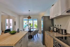 オリエントベイにあるSearulean, a stylish 3 bedroom abode in Orient Bayのテーブルとダイニングルームのあるキッチン