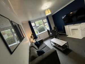 uma sala de estar com um sofá e uma mesa em Fishpond Drive The Park Nottingham, Charming Apartment with FREE PARKING and Walk to City Centre em Nottingham