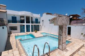 una villa con piscina e una casa di Pousada Mar de Geribá a Búzios