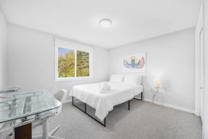 biała sypialnia z łóżkiem i oknem w obiekcie Hanlon Creek Gem Close To U Of G 3 Bedroom w mieście Guelph