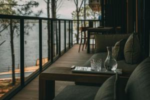 ein Wohnzimmer mit einem Sofa und einem Tisch auf dem Balkon in der Unterkunft Get Hotel Molvento, AKEN Soul Collection in Villa General Belgrano