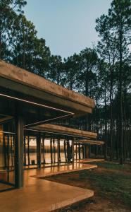 einem Pavillon mit Bäumen im Hintergrund in der Unterkunft Get Hotel Molvento, AKEN Soul Collection in Villa General Belgrano