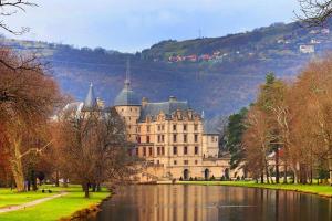 um grande edifício com um lago em frente em Bienvenue dans le cobalt ! em Cholonge