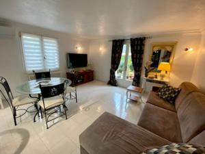 TV a/nebo společenská místnost v ubytování Le mas de Phil