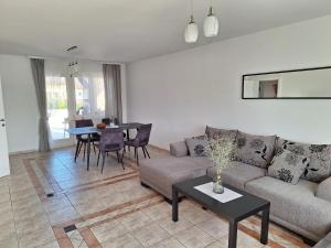 un soggiorno con divano e tavolo di Apartments Place4you a Bjelovar