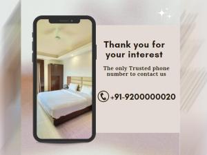 un iPhone che scatta una foto di una camera d'albergo di Hotel KUBER PALACE ! PURI near-sea-beach-and-temple fully-air-conditioned-hotel with-lift-and-parking-facility a Puri