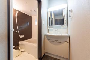 La salle de bains est pourvue d'un lavabo, de toilettes et d'une douche. dans l'établissement FAMILIA Kojiya - Vacation STAY 13467, à Tokyo