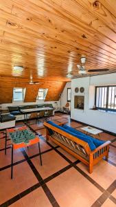 Großes Zimmer mit einem großen Bett und Tischen. in der Unterkunft Rodex Casa Boutique - Paraíso céntrico con pileta, terraza, asador in San Miguel de Tucumán