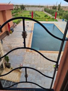Oulad Sidi Cheïkh的住宿－Maison d’hôtes SOUIHLA，游泳池景阳台