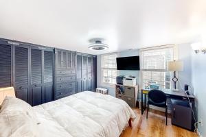 a bedroom with a bed and a desk with a computer at Skyline Sanctuary in Annapolis