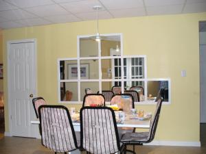 a dining room with a table and chairs at Gite Parfum de Mer Bed and Breakfast in Pabos