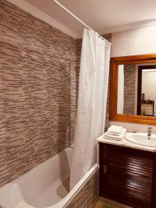 Een badkamer bij Apartment Salgados T1