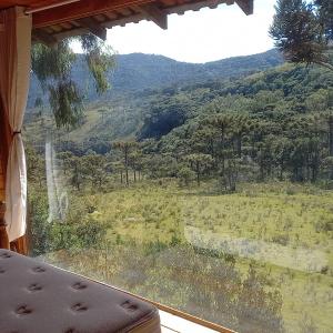 烏魯比西的住宿－Sítio Fundo Da Grota，窗户享有山景。