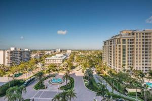 uma vista aérea de um resort com palmeiras e edifícios em Studio Located at The Ritz Carlton Key Biscayne, Miami em Miami