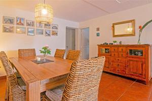 uma sala de jantar com uma mesa de madeira e cadeiras em Oceana Suites en Bora Bora, con vistas a la ciudad em Punta del Este