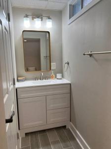 un baño con lavabo y espejo en Annapolis @Gate 1 steps to the Harbor Free parking, en Annapolis 9 fotos más