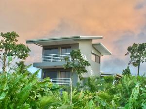 Fotografie z fotogalerie ubytování The Fruit Tree Garden Bromeliad Suite v destinaci Nuevo Arenal + 11 fotografií