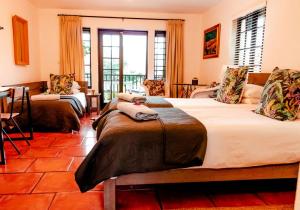a bedroom with two beds and a living room at Mountain View Swellendam in Swellendam