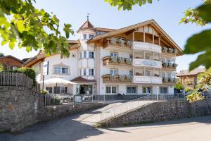 un gran edificio blanco con techo de madera en Cristallo B&B, en Castelrotto
