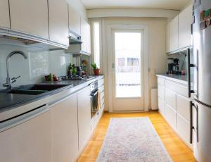 Kuchyň nebo kuchyňský kout v ubytování Idyllinen 76m päätyasunto