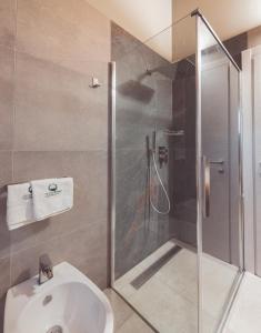 y baño con ducha y lavamanos. en Agriturismo Querceto, en Frazione Mocaiana