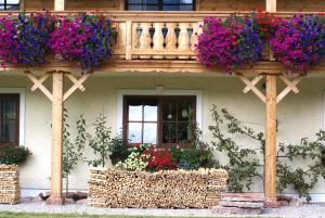 ein Gebäude mit Blumenkästen auf einem Balkon in der Unterkunft Primushäusl Gästehaus in Strobl