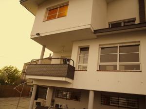 ein Haus mit einem Balkon an der Seite in der Unterkunft Adosado con increíbles vistas a 150m de la playa in Moaña