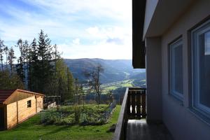 un balcón de una casa con vistas a las montañas en Domačija KOHOVO, en Lovrenc na Pohorju