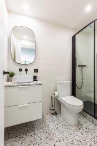 W łazience znajduje się toaleta, umywalka i lustro. w obiekcie Résidence Saint Charles - Parc des Expositions w Paryżu